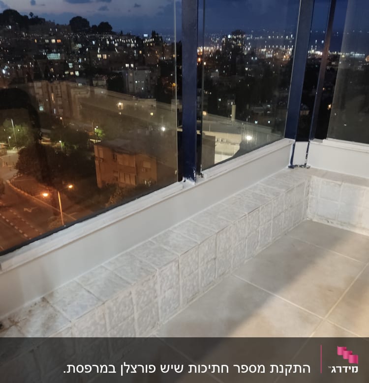 רצפת שיש עם אריחים מרובעים במרפסת סגורה